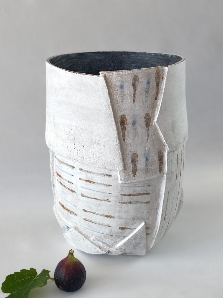Slab-built stoneware volume with drops and lines motifs on a white background by Alexandra Ridel